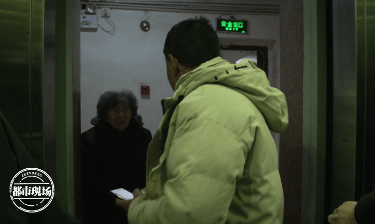 老人电梯滑倒求帮扶